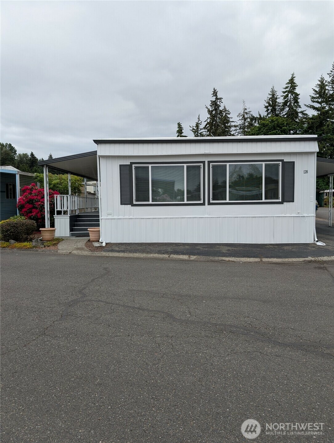 Property Photo:  2302  R Street SE 128  WA 98002 