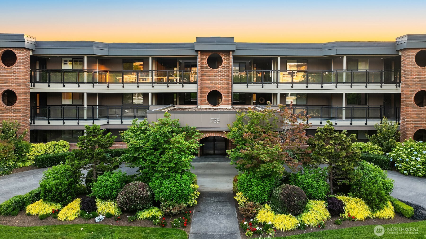 Property Photo:  725  1st Street S 104  WA 98033 