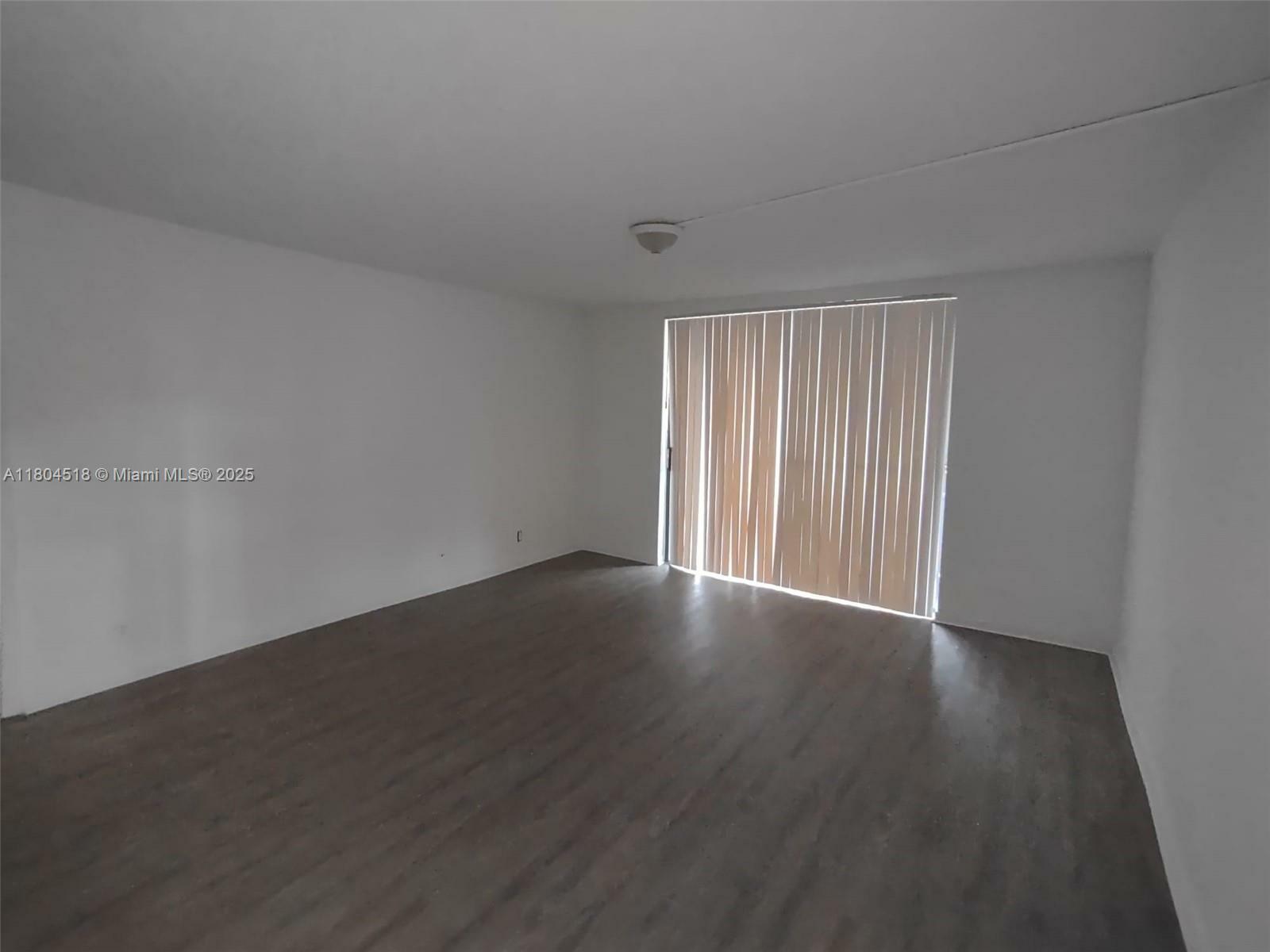 Property Photo: 4003 N University Dr 101 FL 33351