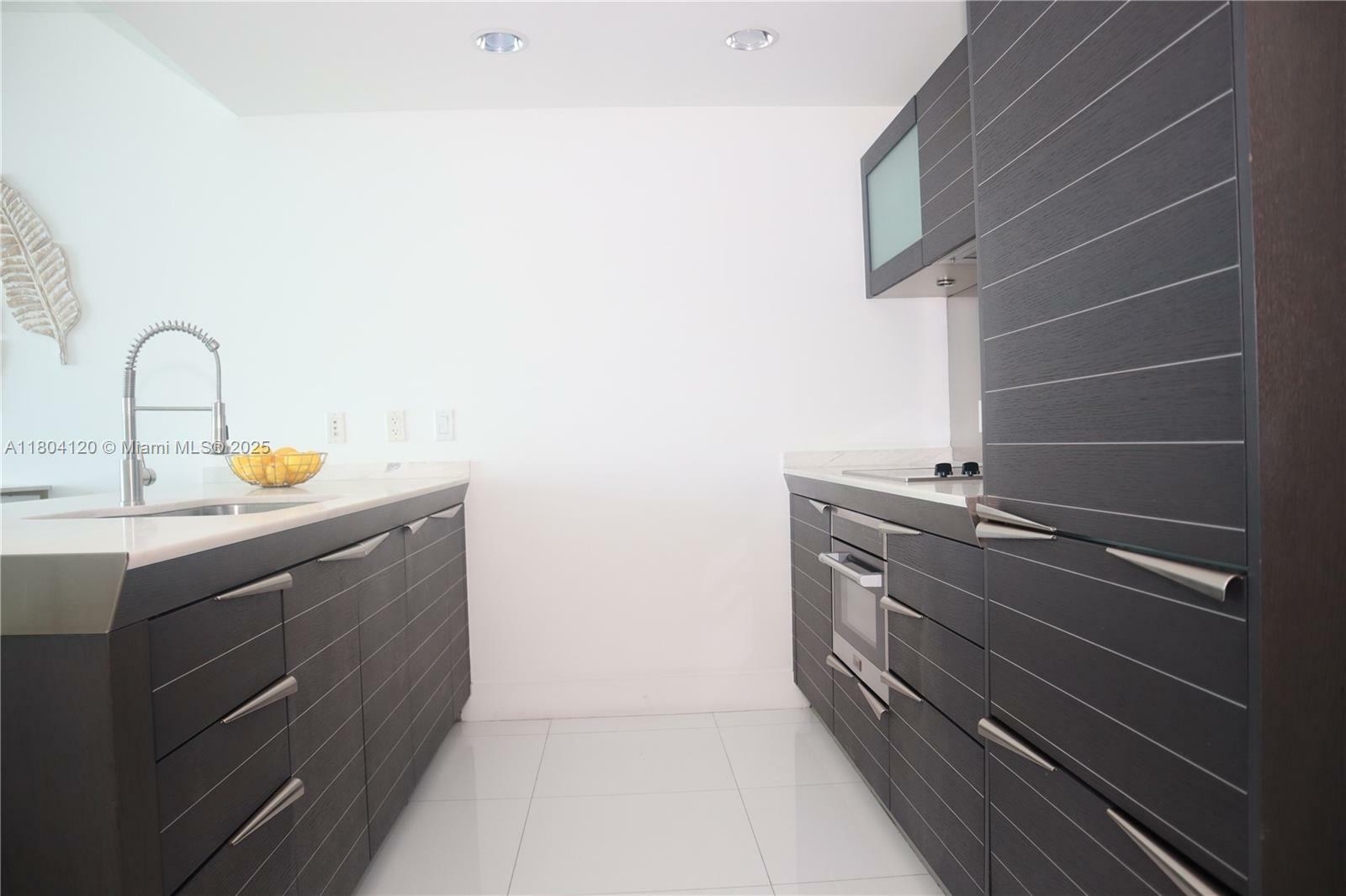 Property Photo: 200 Biscayne Blvd Wy 3309 FL 33131