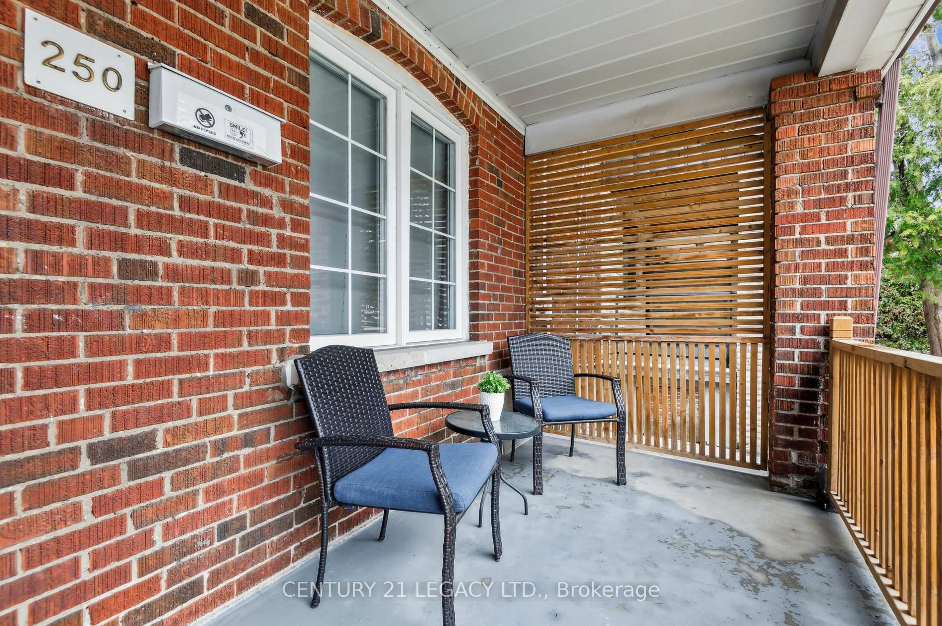 Photo de la propriété: 250 Gilbert Avenue ON M6E 4W7