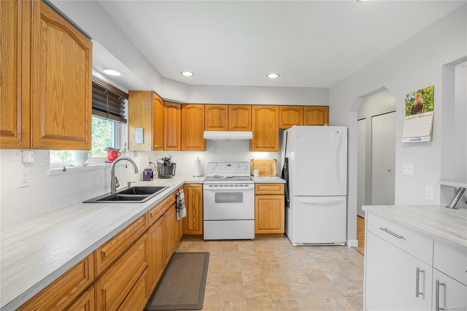 Property Photo: 232 Moilliet St S BC V9P 1M8