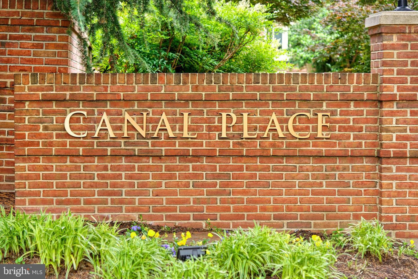 Property Photo: 1107 N Pitt Street 1B VA 22314