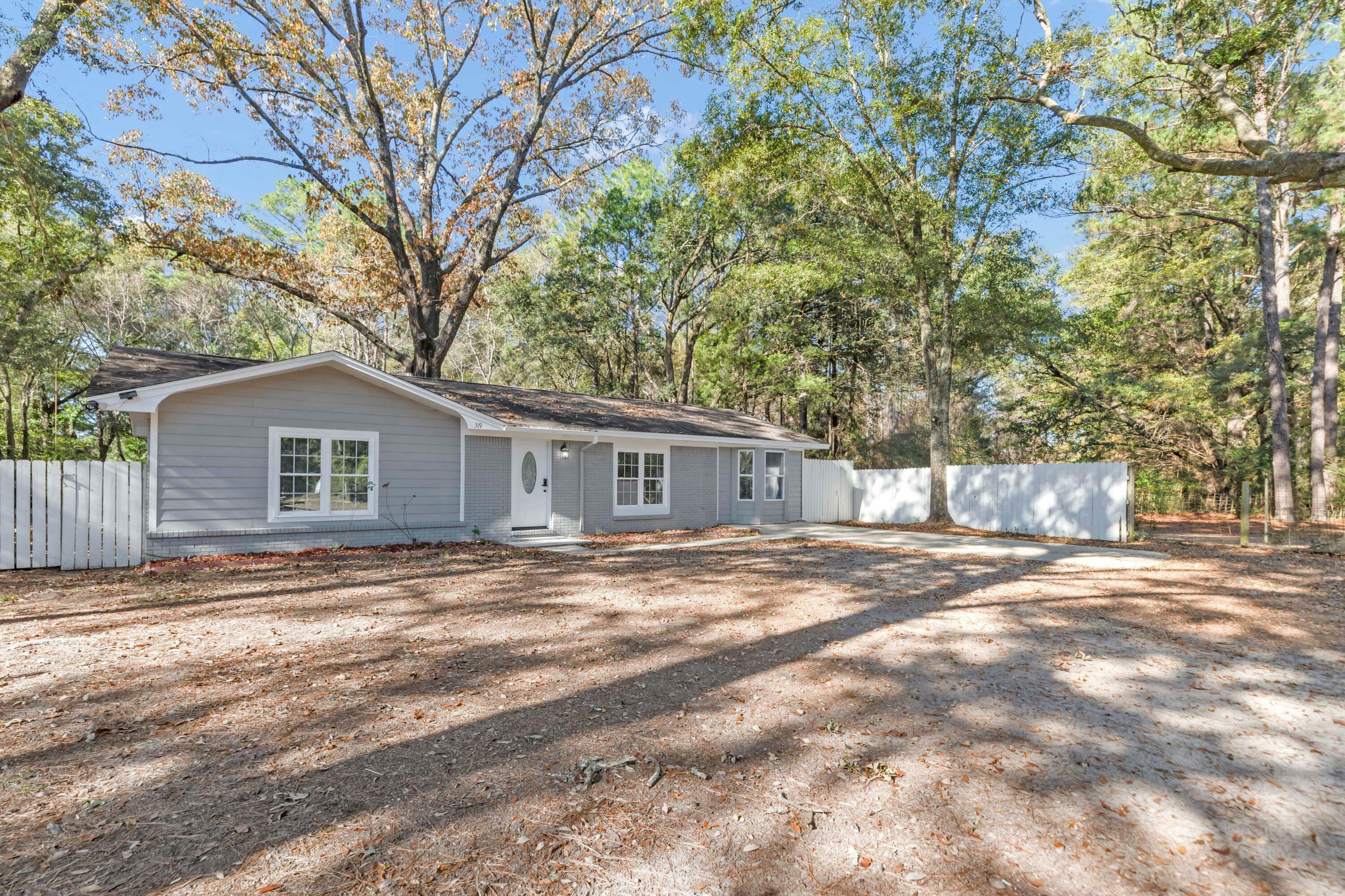 Property Photo: 319 Jones Road FL 32536