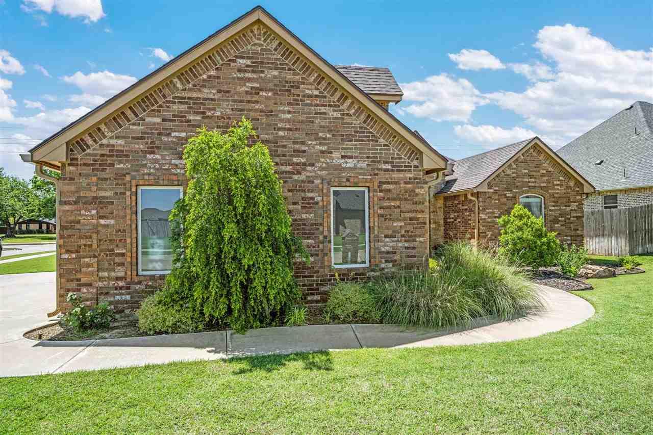 Property Photo: 702 NW Blackstone Trl OK 73505