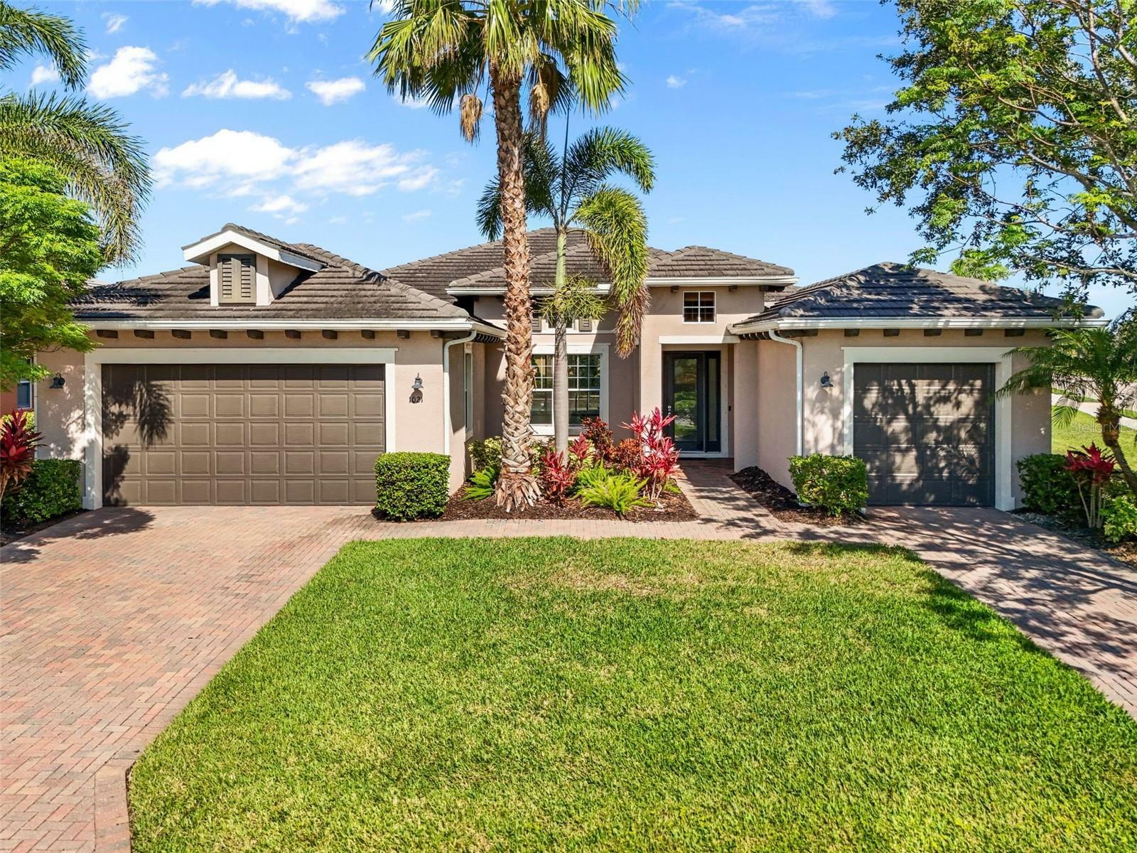 Property Photo: 1021 Kestrel Court FL 34208