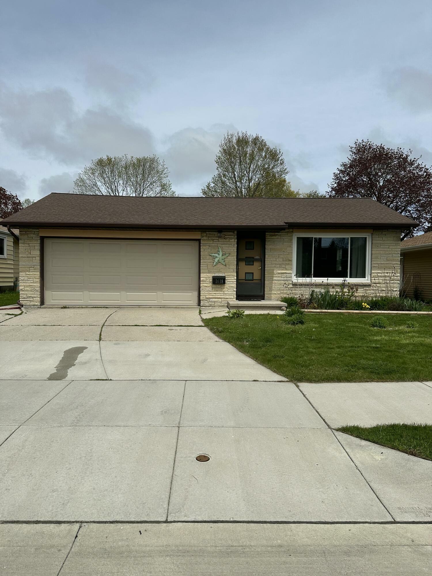 Property Photo: 1618 Waldo Blvd WI 54220