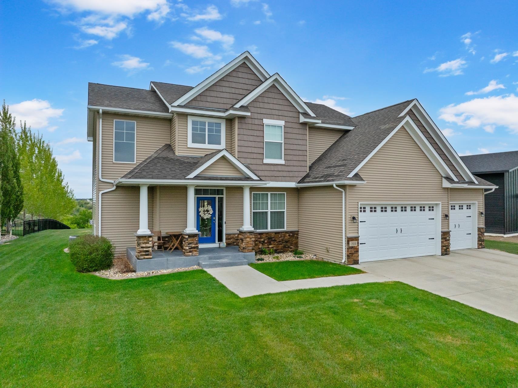 Property Photo: 1804 Valley Bluffs Dr SE ND 58701