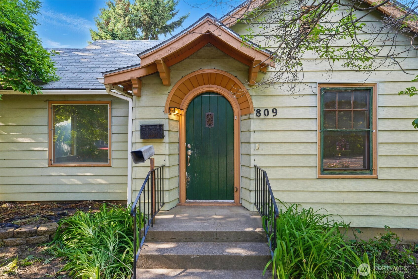 Property Photo: 809 E Alder Street WA 99362