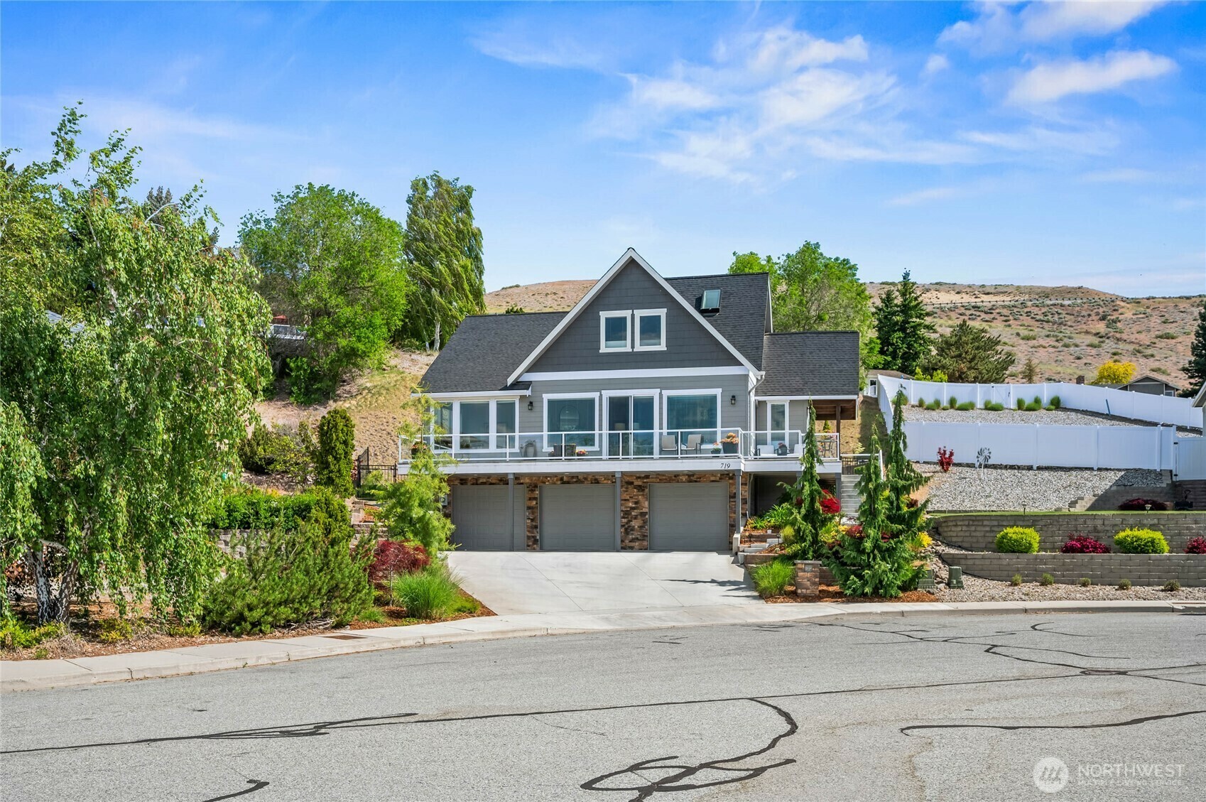 Property Photo: 719 19th Street NE WA 98802