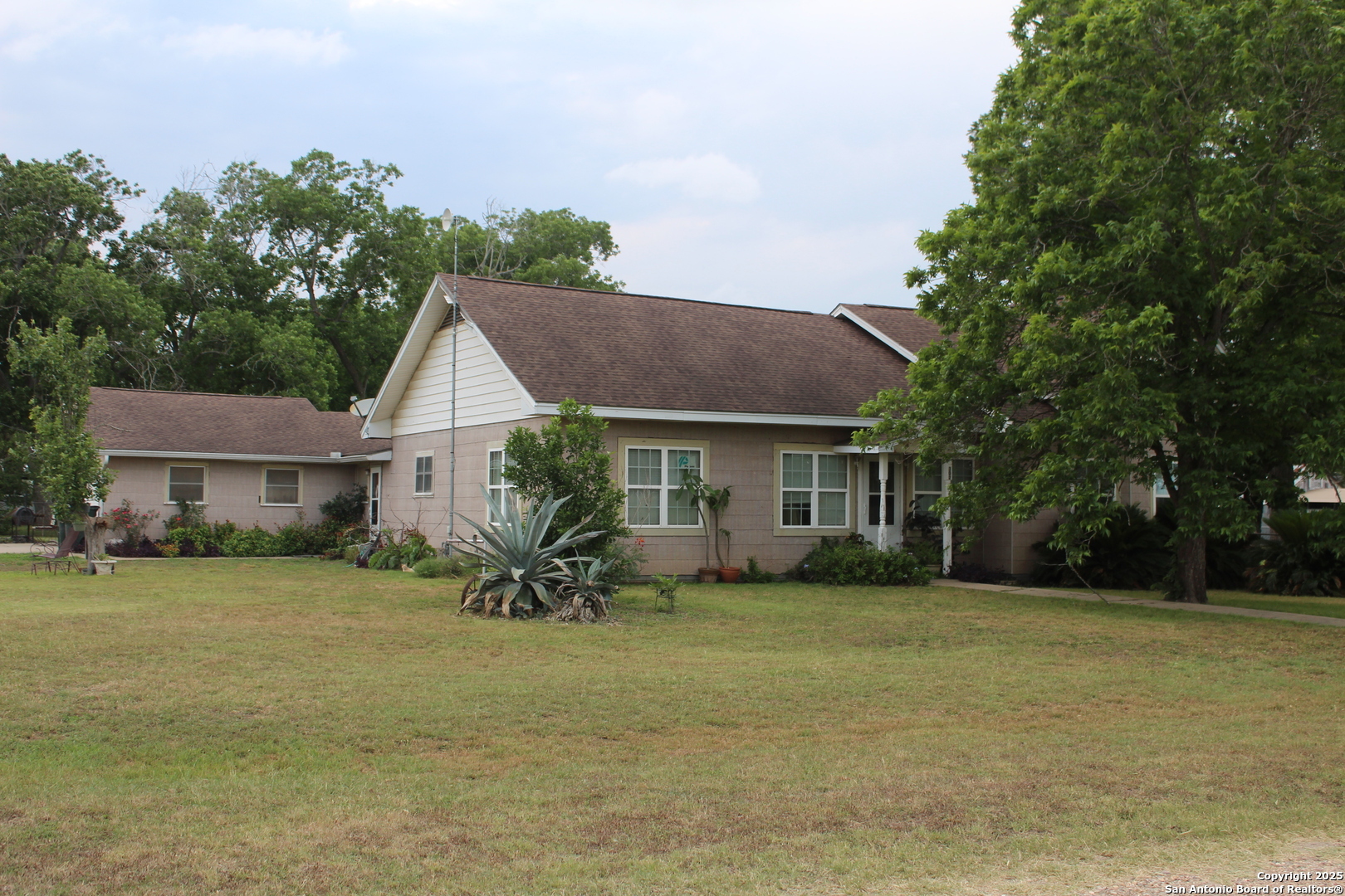 Property Photo:  302 5th  TX 78141 