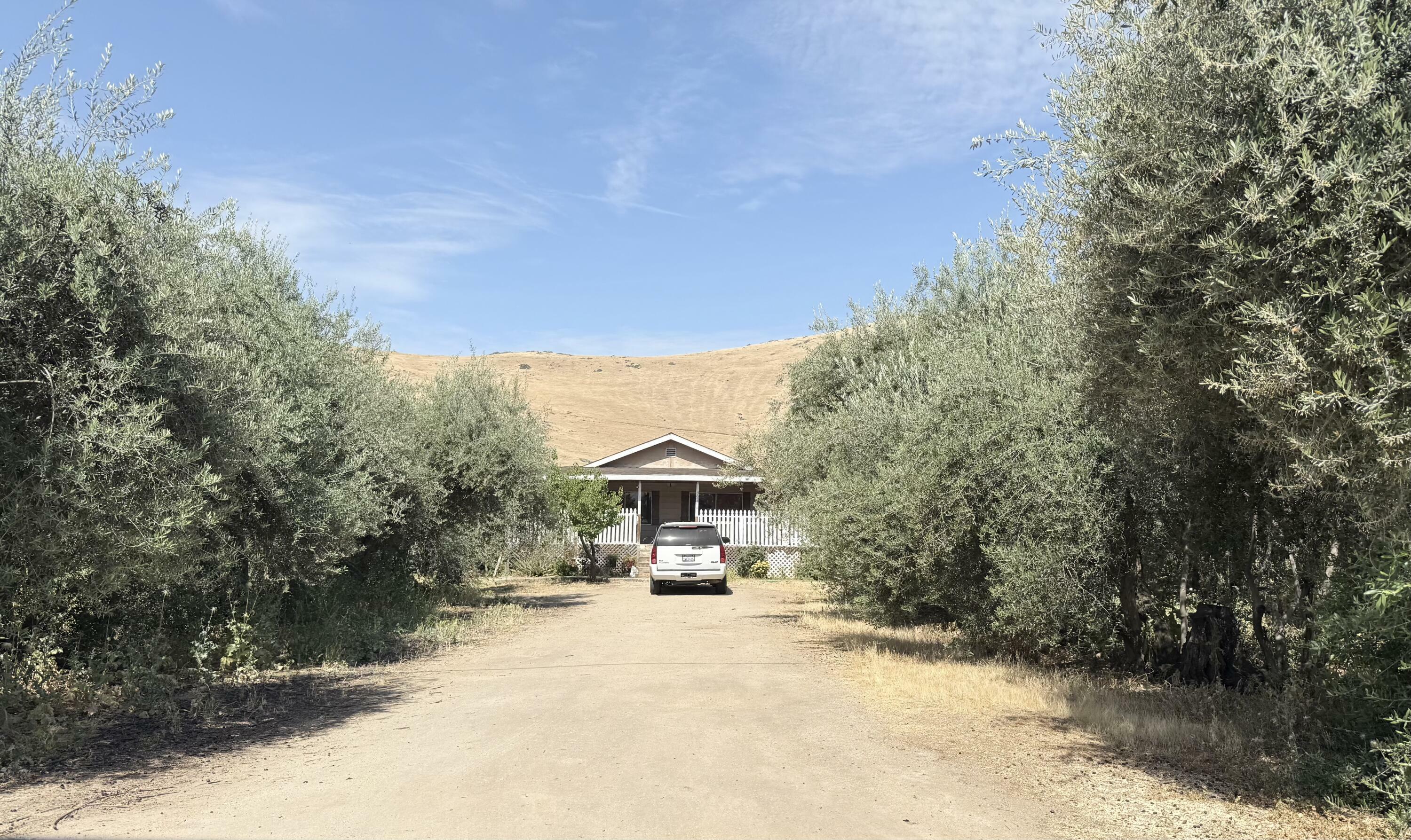 Property Photo: 36189 Road 196 CA 93286