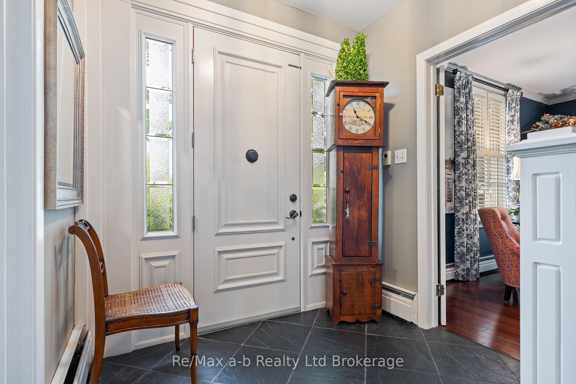 Property Photo:  74 Centre Street  ON N5H 2G5 