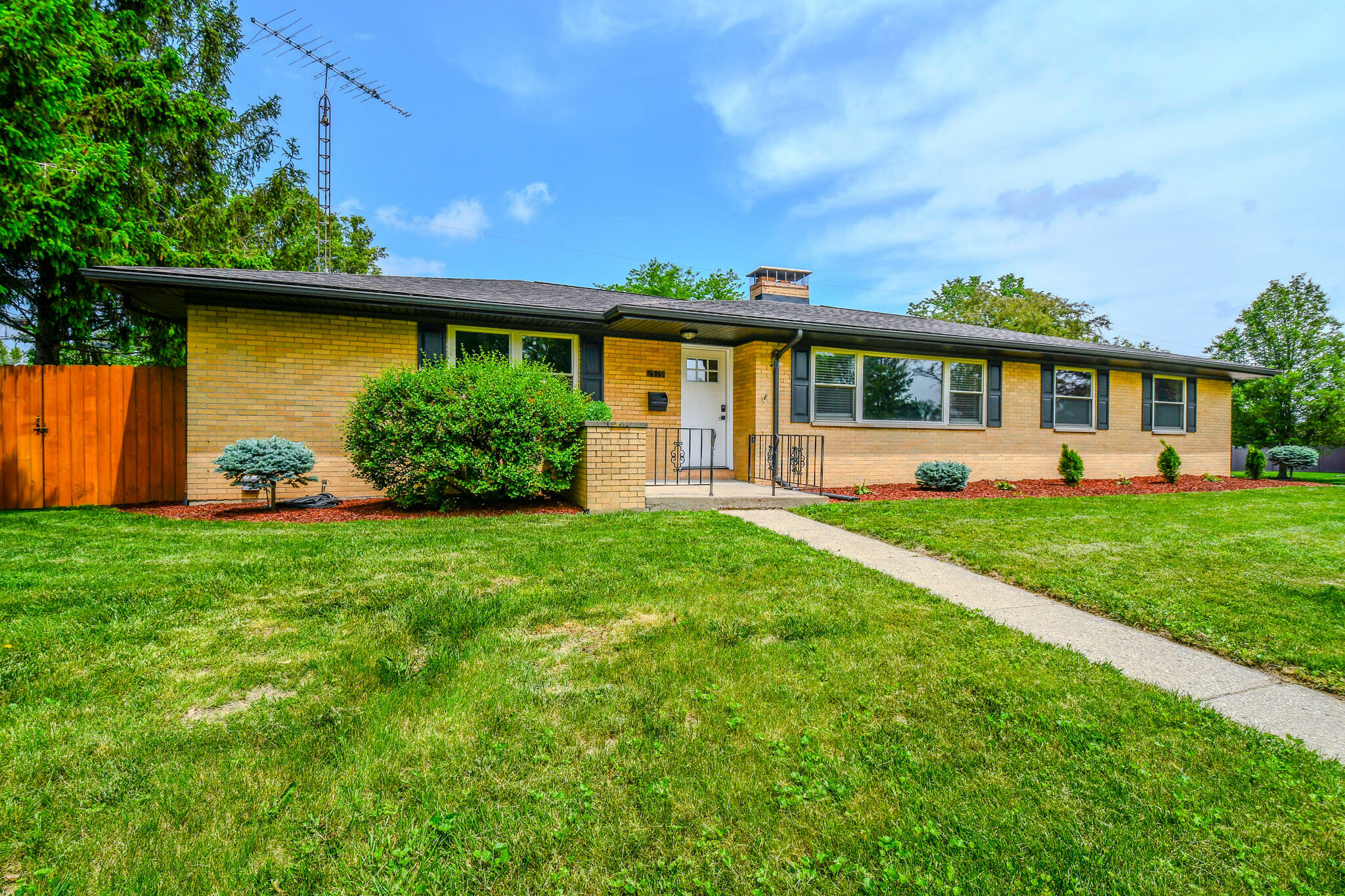 Property Photo: 1519 Surrey Road OH 45373