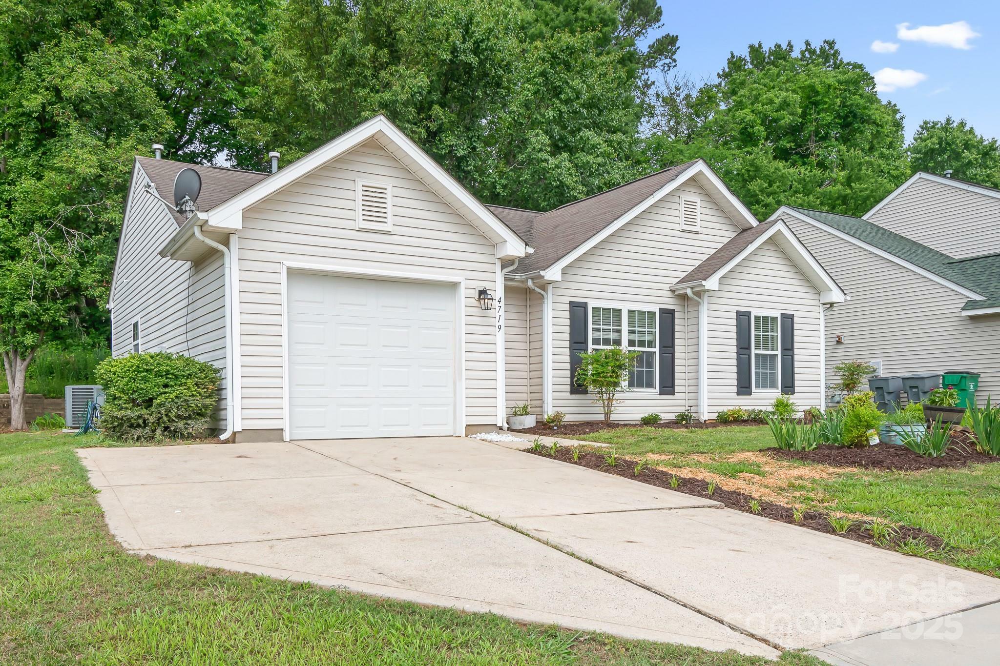 Property Photo: 4719 Sahalee Lane NC 28216