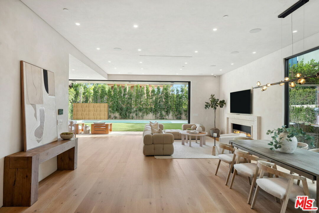 Property Photo: 14718 Otsego St CA 91403
