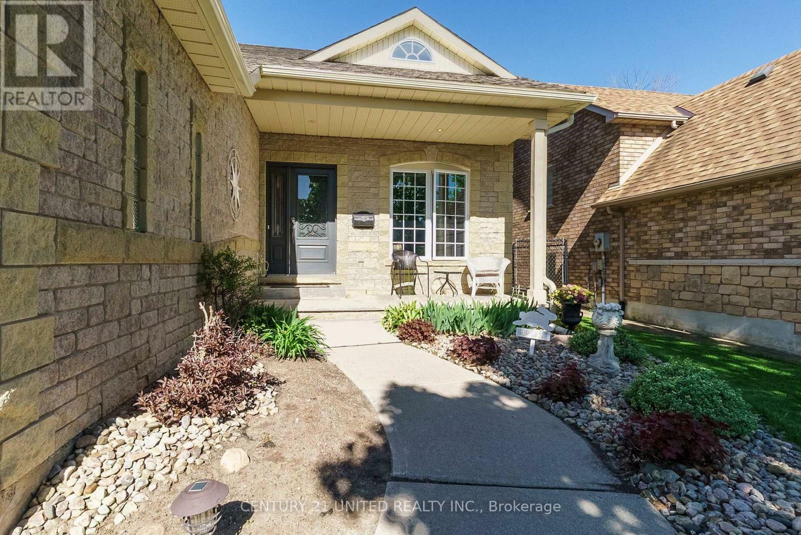 Photo de la propriété: 2416 Denure Drive ON K9K 2L4
