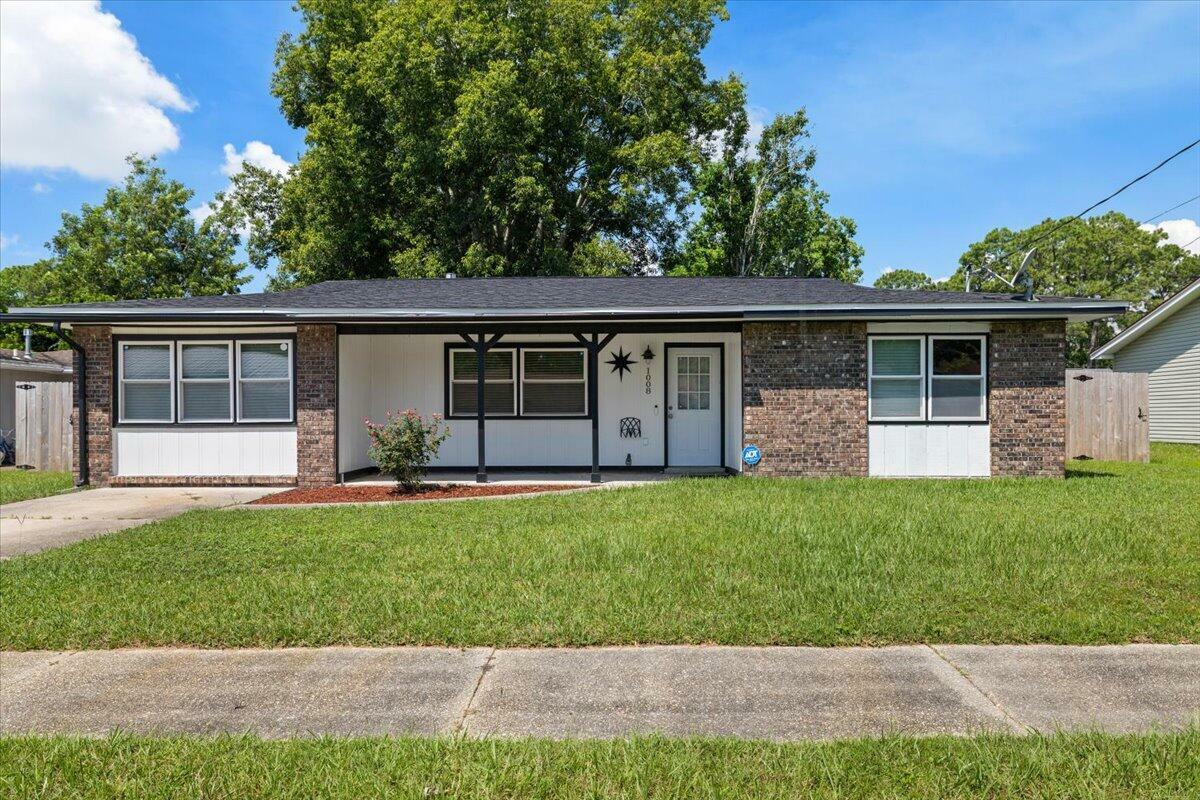 Property Photo: 1008 Aspen Court FL 32547