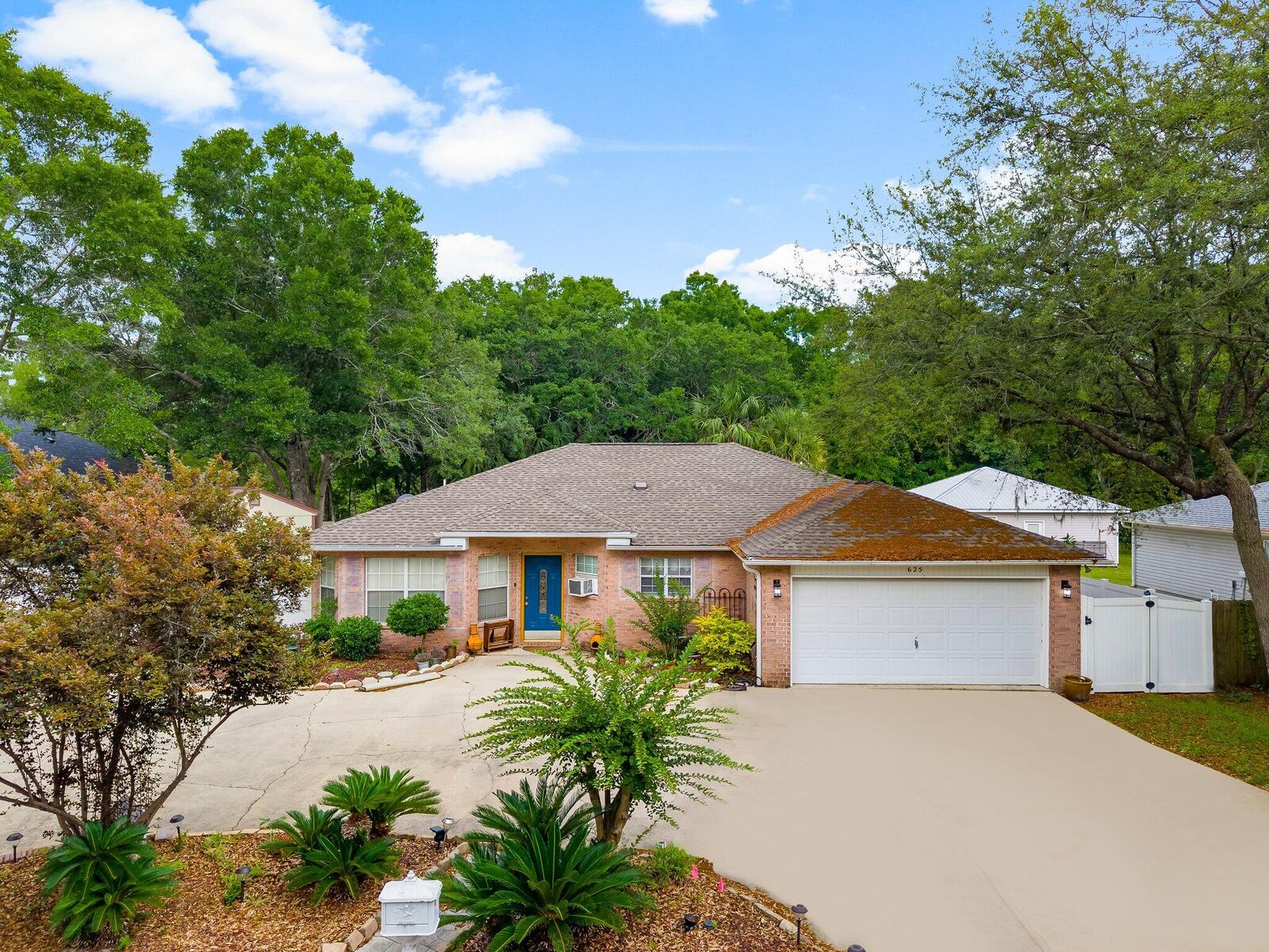 Property Photo: 625 Waterview Cove Drive FL 32439