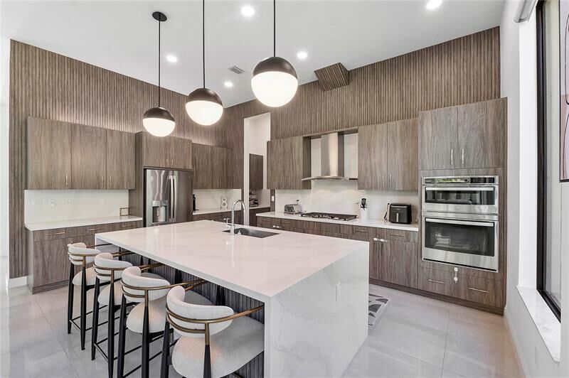 Property Photo: 9015 W Parkland Bay Trl FL 33076