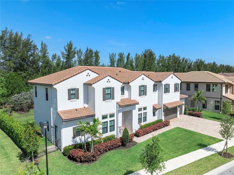 Property Photo: 9015 W Parkland Bay Trl FL 33076