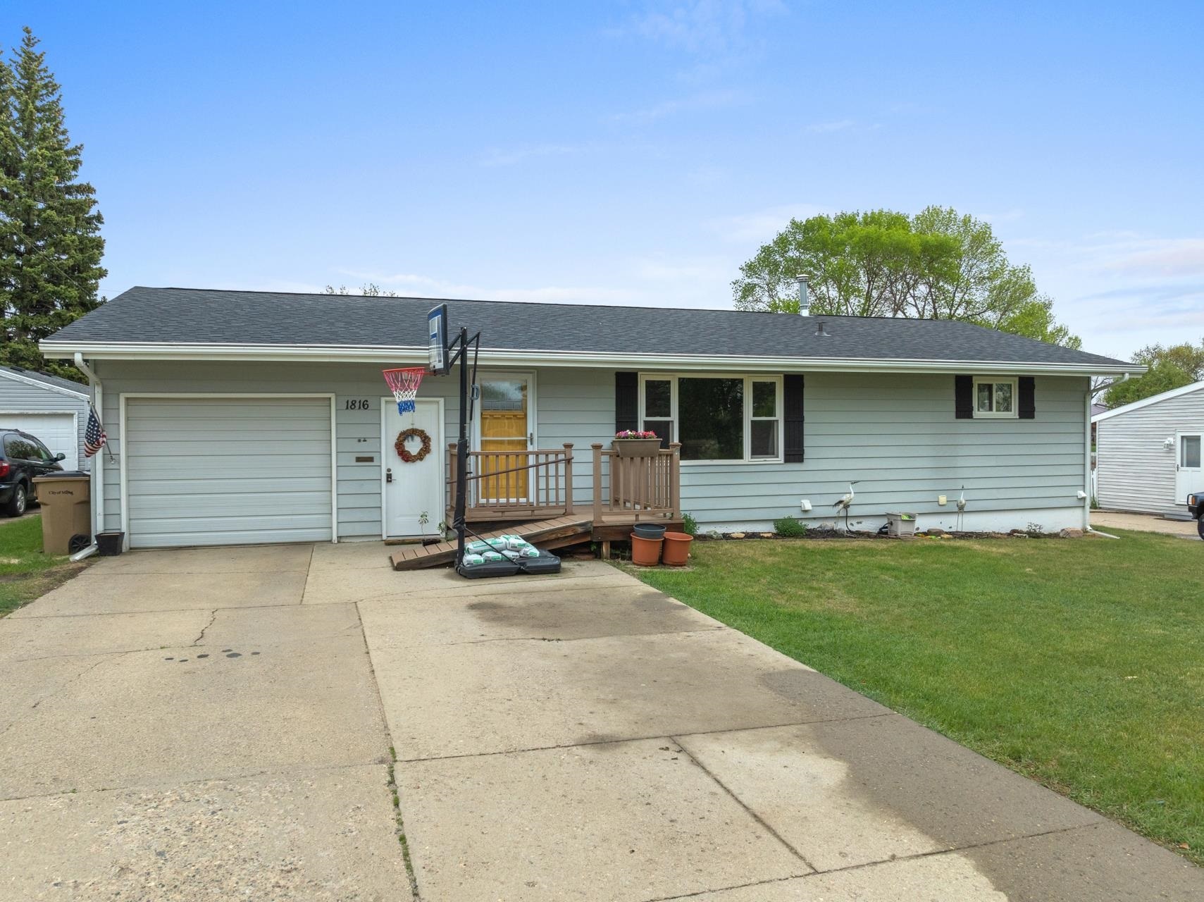 1816 7th St NW  Minot ND 58703 photo