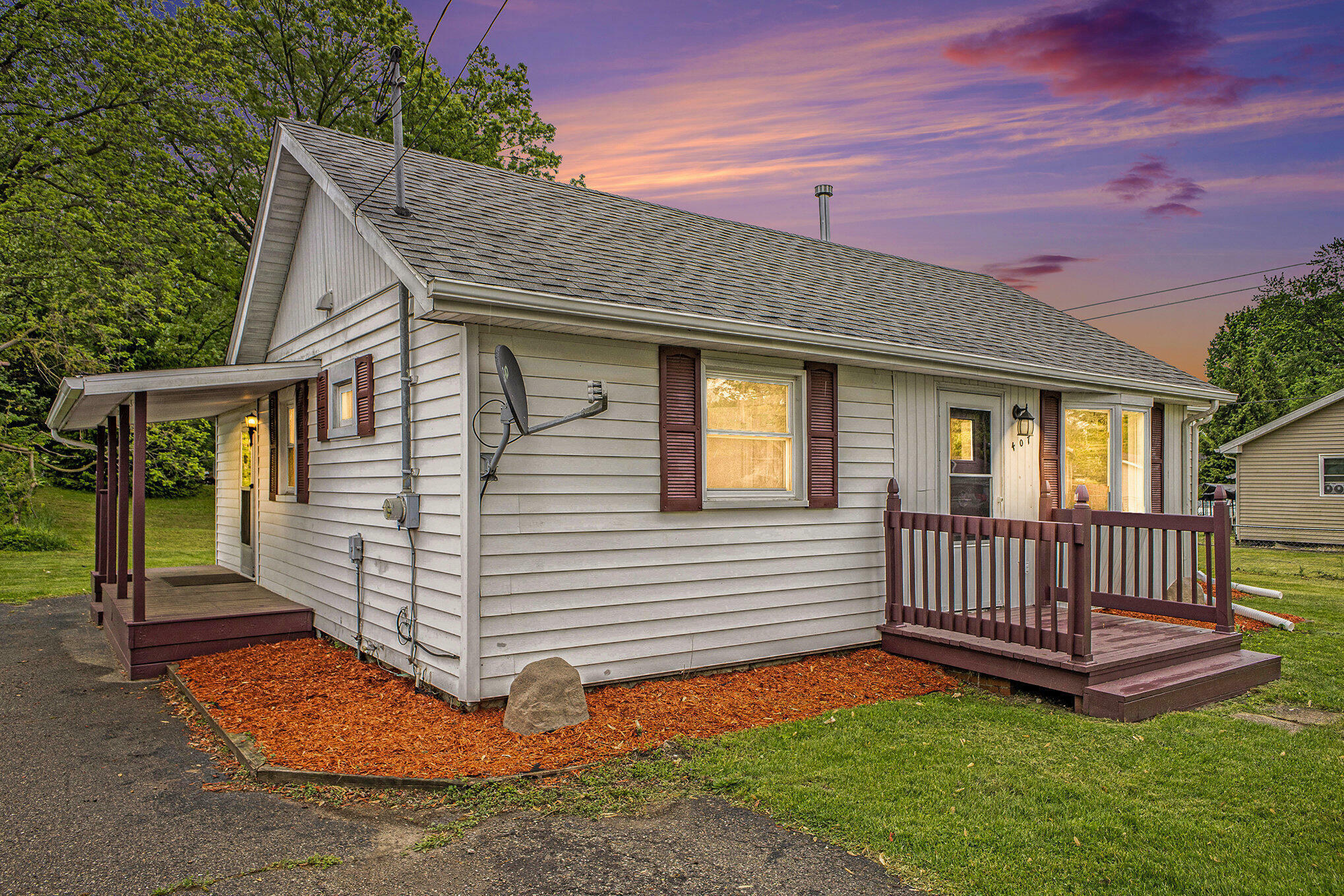 Property Photo:  407 S Maurice Avenue  MI 49203 