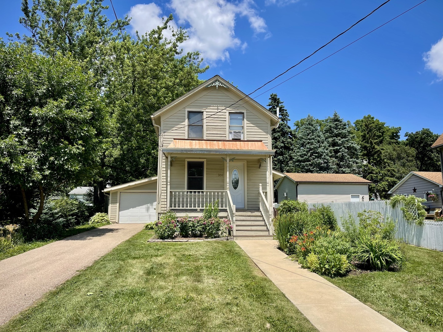 Property Photo: 308 W Reader Street IL 60119