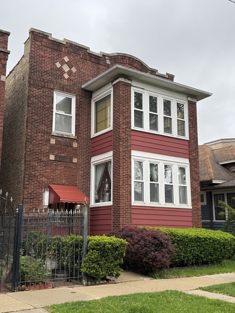Property Photo: 5028 N Sawyer Avenue IL 60625