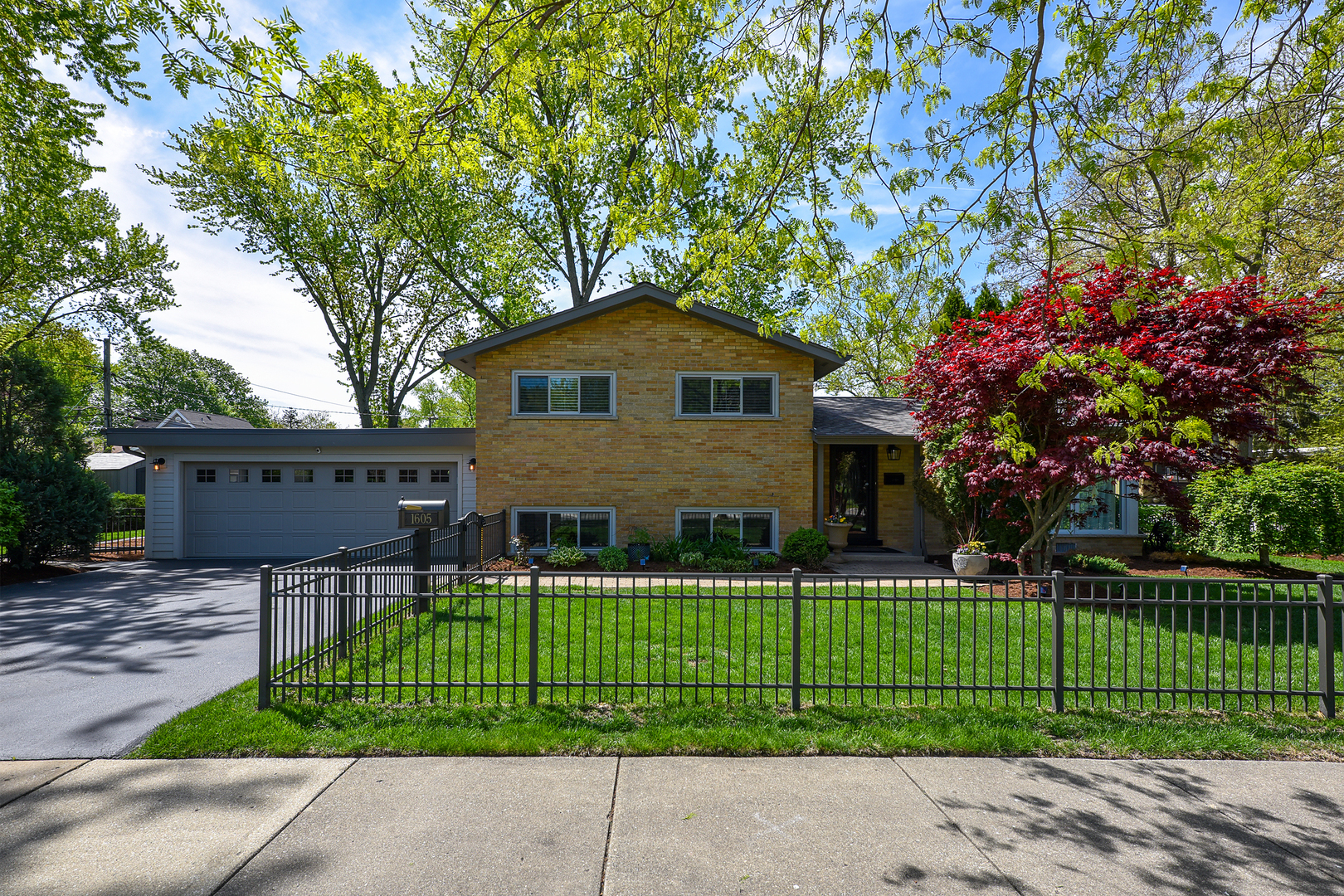 Property Photo: 1605 E Euclid Avenue IL 60004