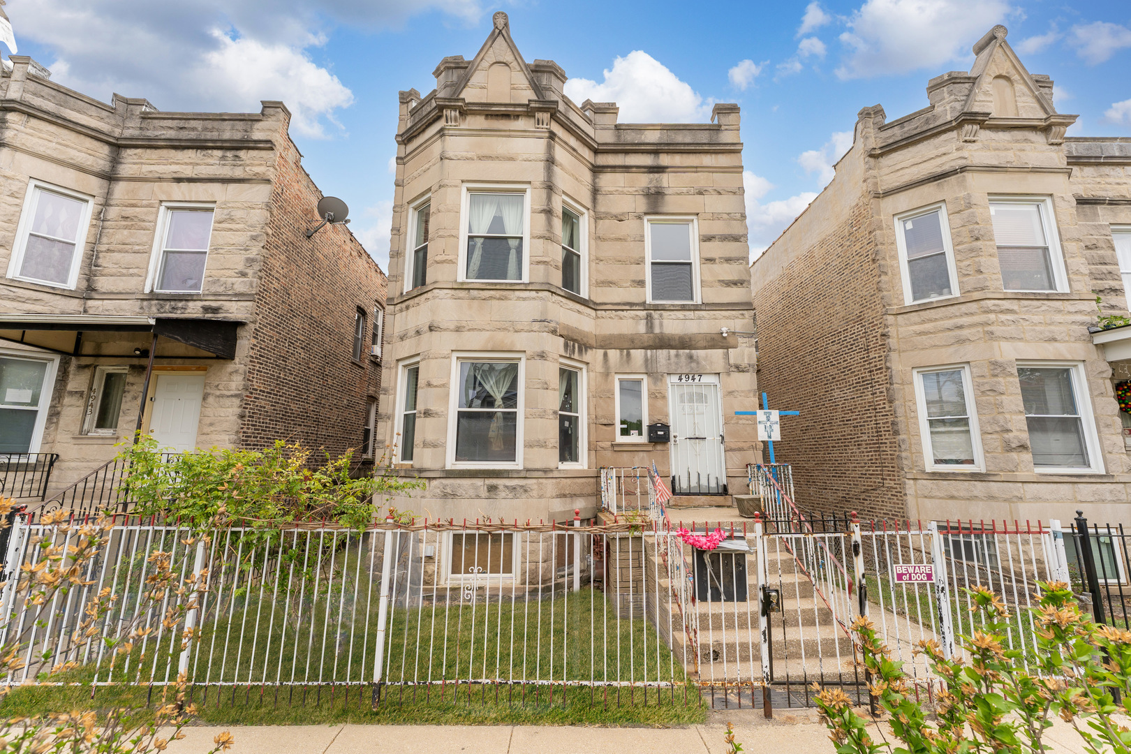 Property Photo: 4947 W Huron Street IL 60644