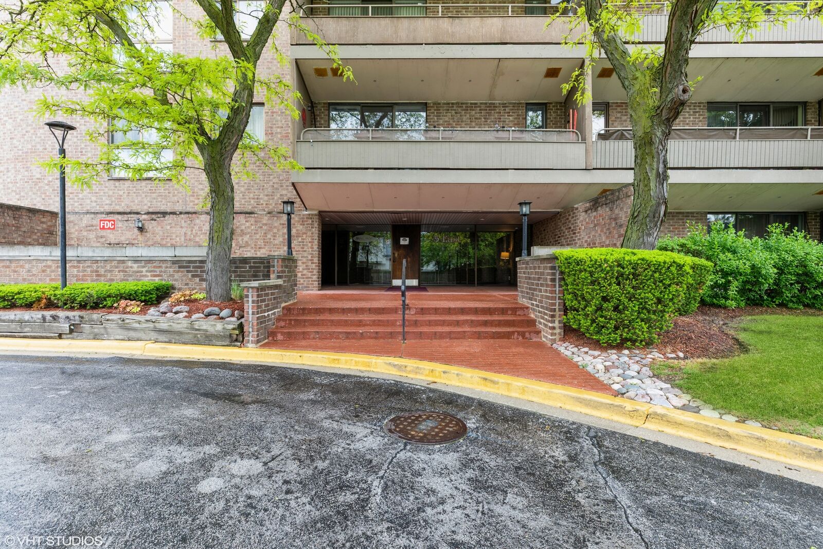 Property Photo:  5 E Carriageway Drive 209  IL 60429 