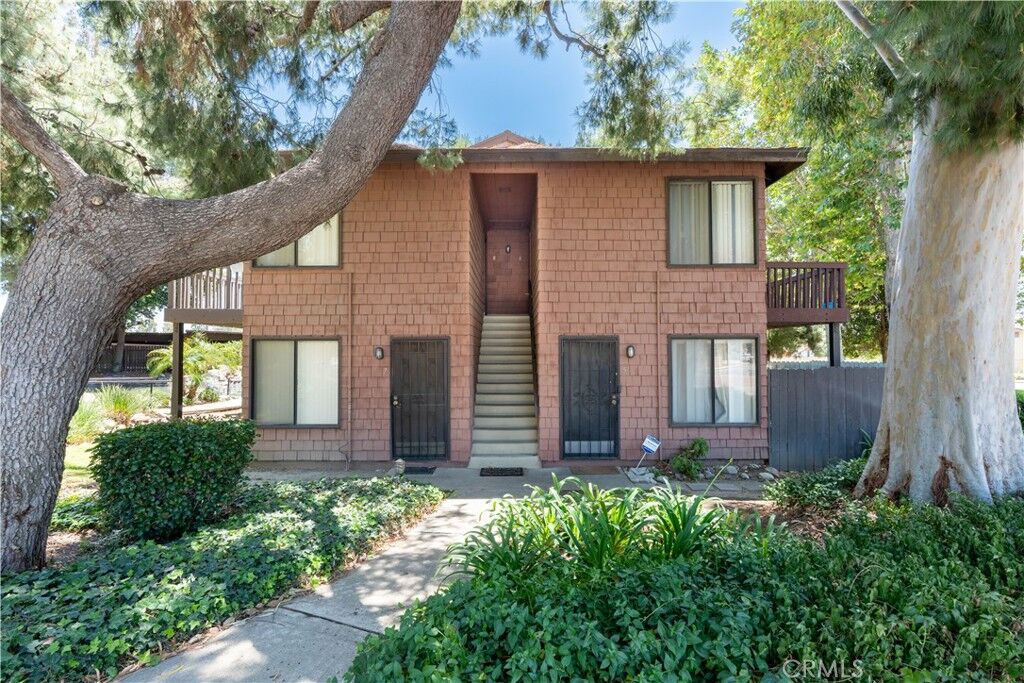 Property Photo: 320 W Walnut Street 6 CA 91762