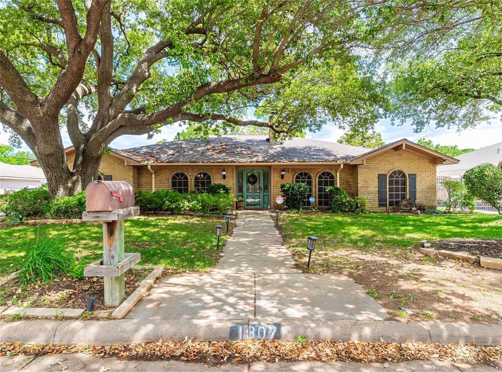 Property Photo: 1307 S Westador Drive TX 76015