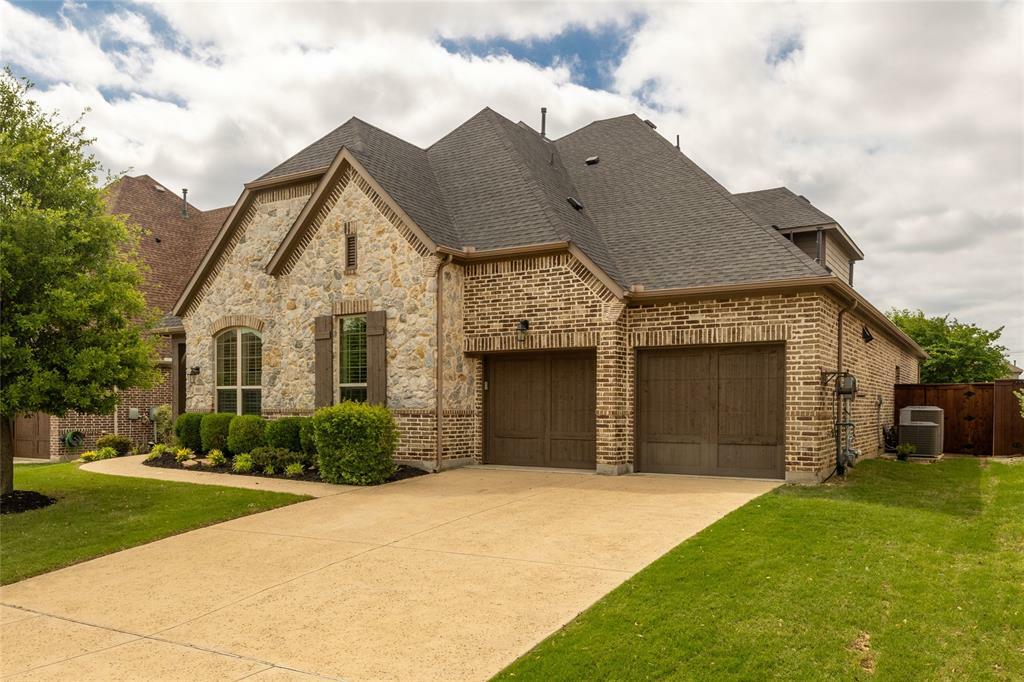 Property Photo: 931 Champions Way TX 76262