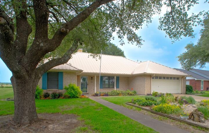 Property Photo: 812 Crestline Drive TX 76667