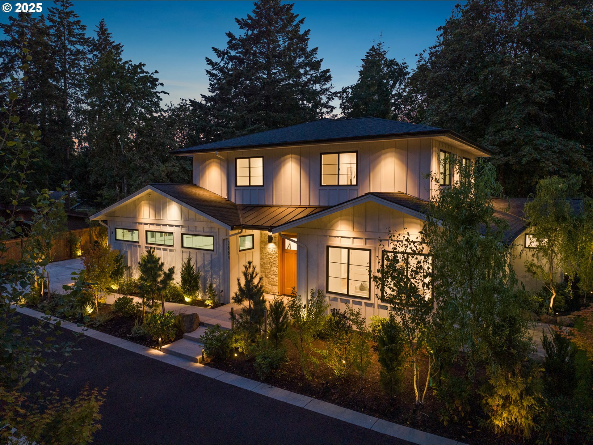 Property Photo: 3884 Lake Grove Ave OR 97035