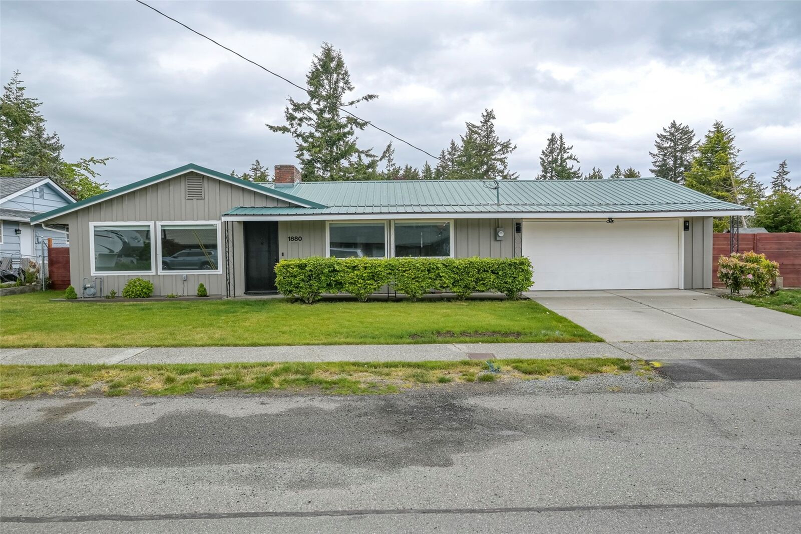 Property Photo: 1880 NE 10th Avenue NE WA 98277