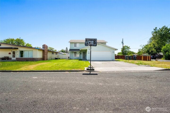 Property Photo: 804 S Sycamore Lane WA 98837