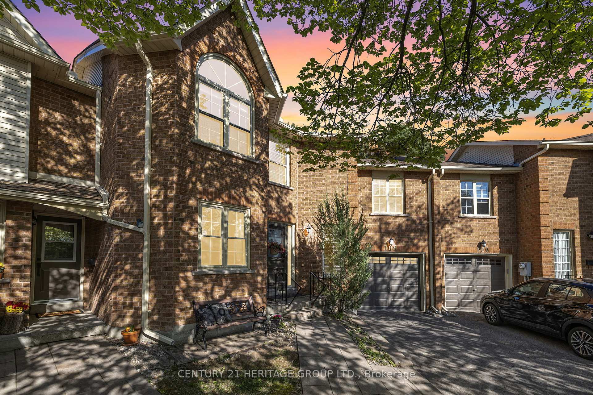 Property Photo: 108 Ashley Place 44 ON L4G 6H5