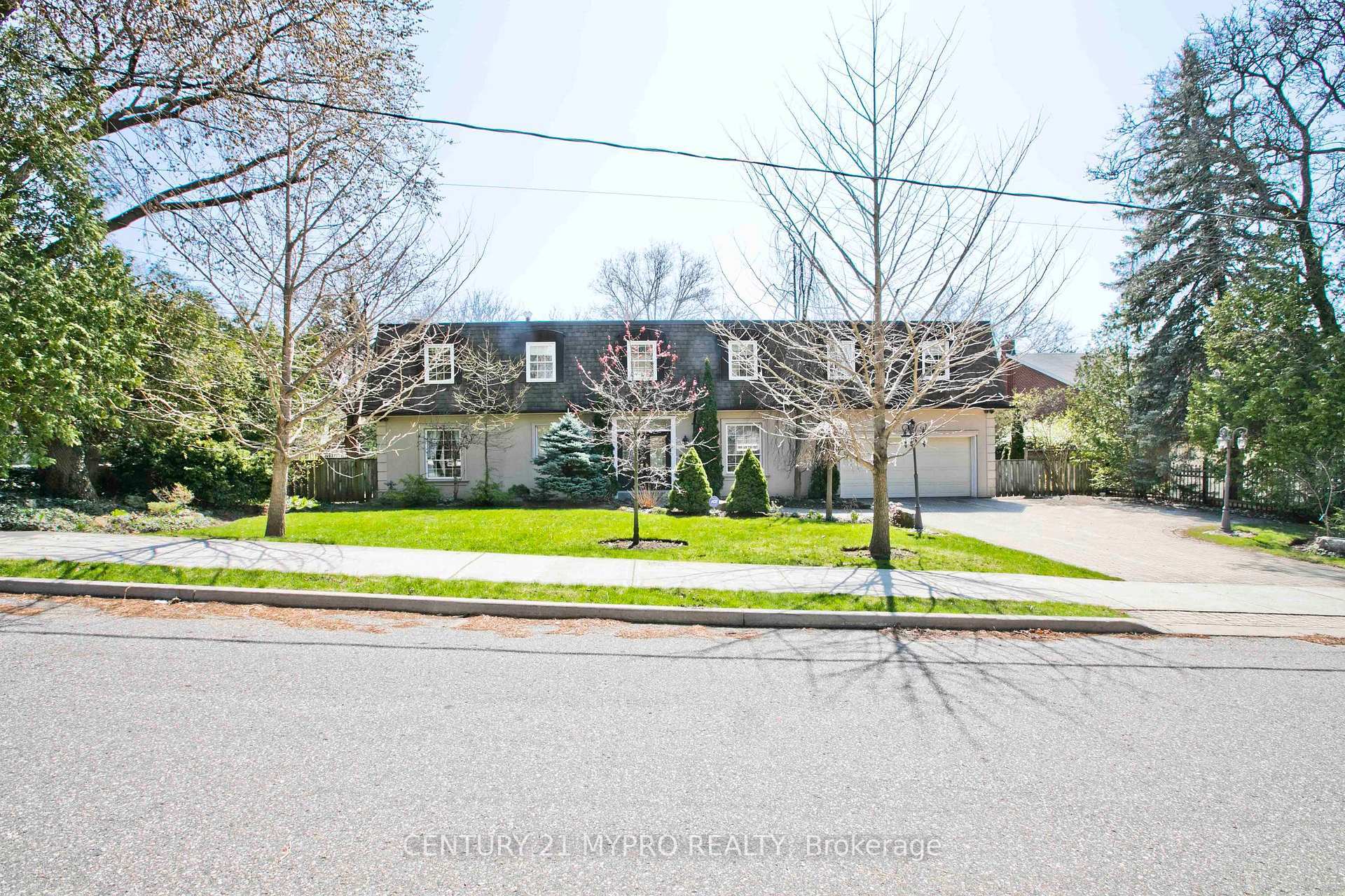 Property Photo: 9 Shady Oaks Crescent ON M3C 2L4