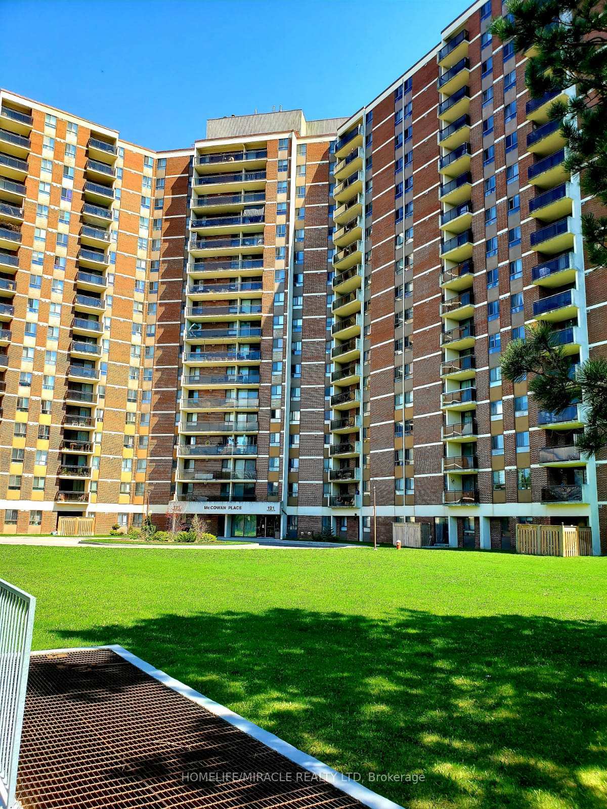 Property Photo: 121 Trudelle Street 814 ON M1J 3K4
