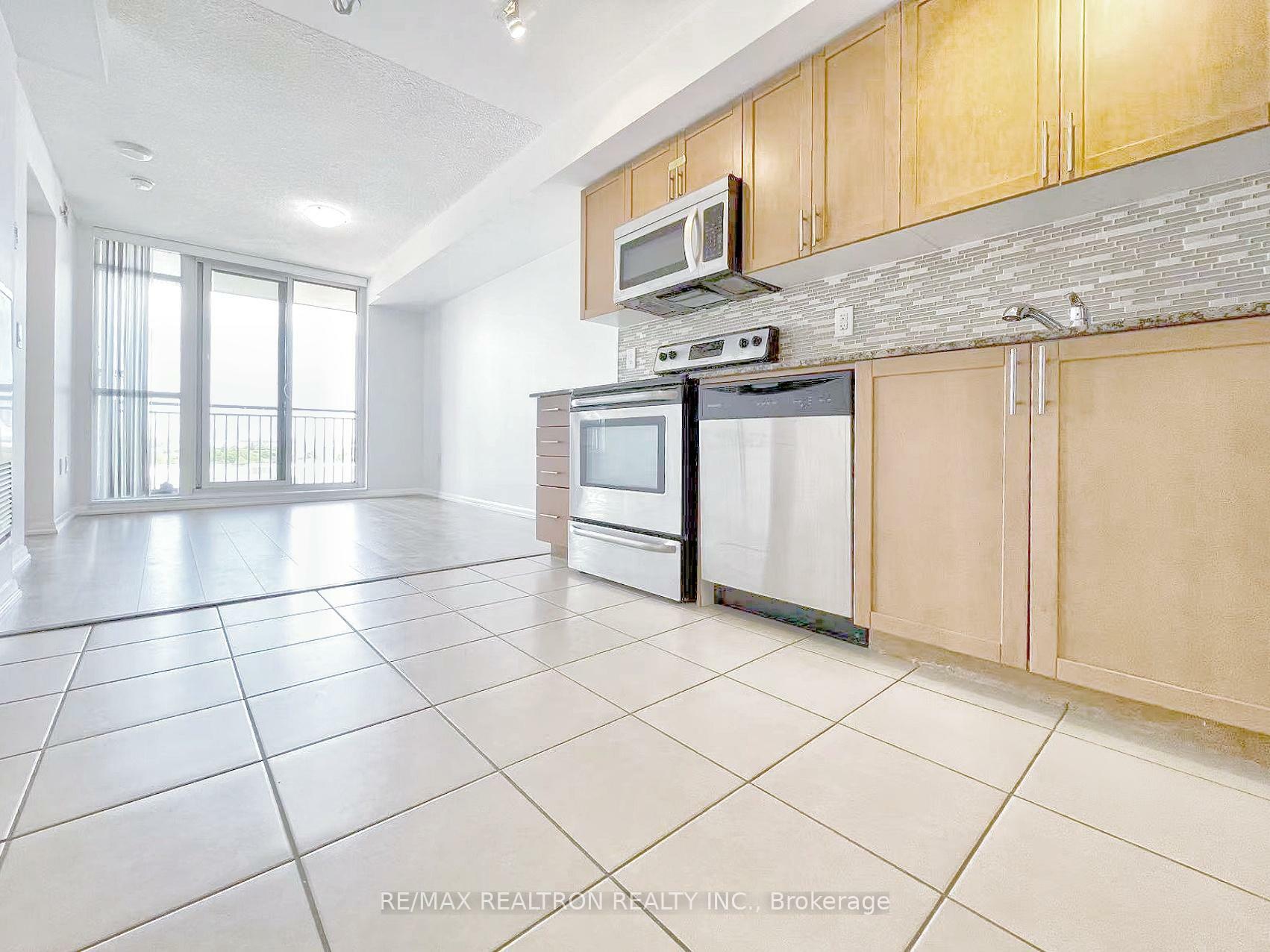 Property Photo: 800 Lawrence Avenue W 1021 ON M6A 1C3