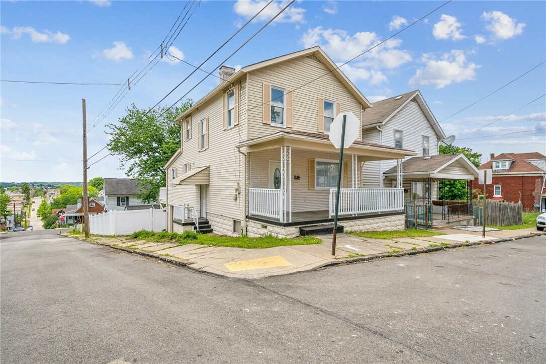 Property Photo: 1422 Meadow St PA 15132