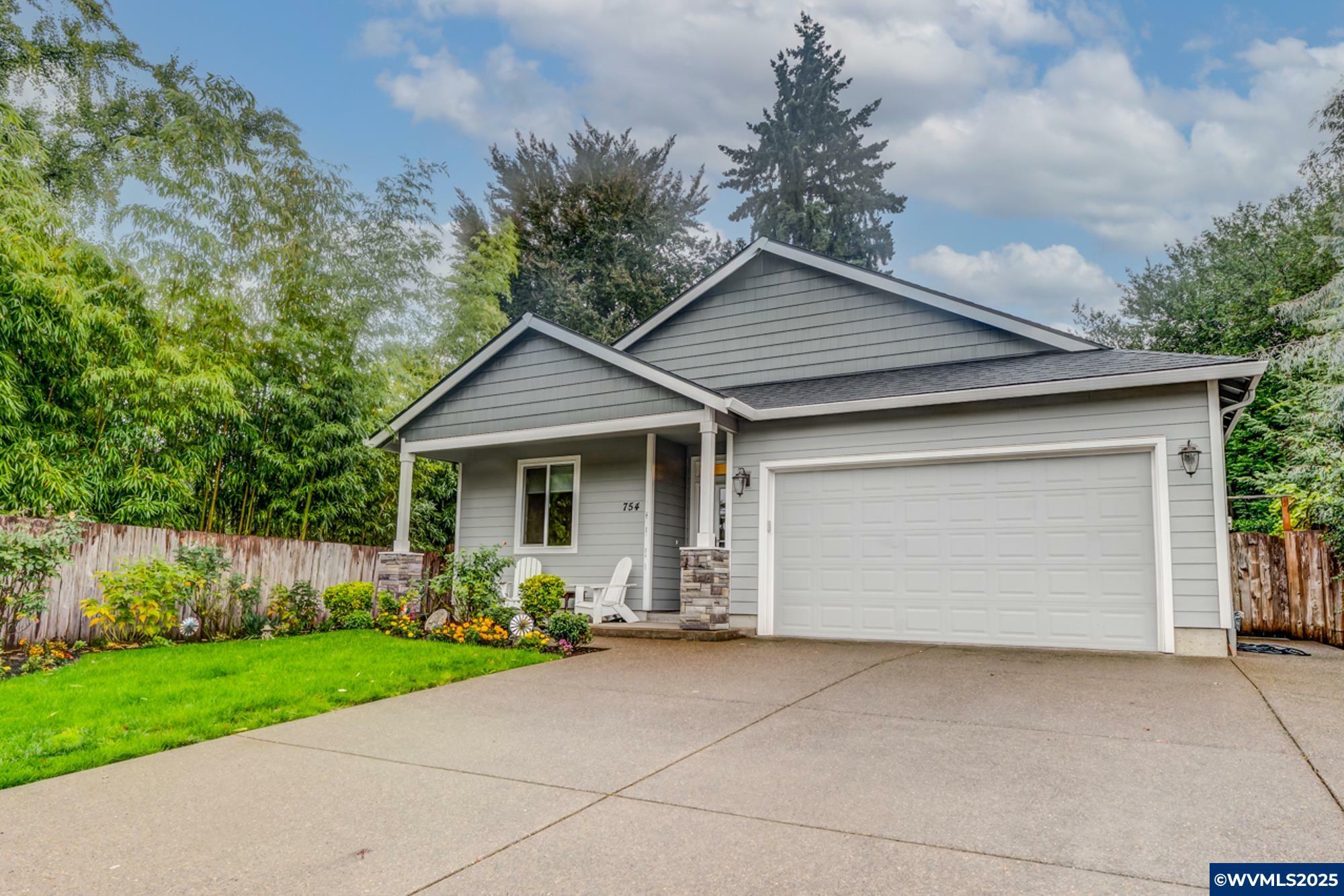 Property Photo: 754 Manbrin Dr N OR 97303