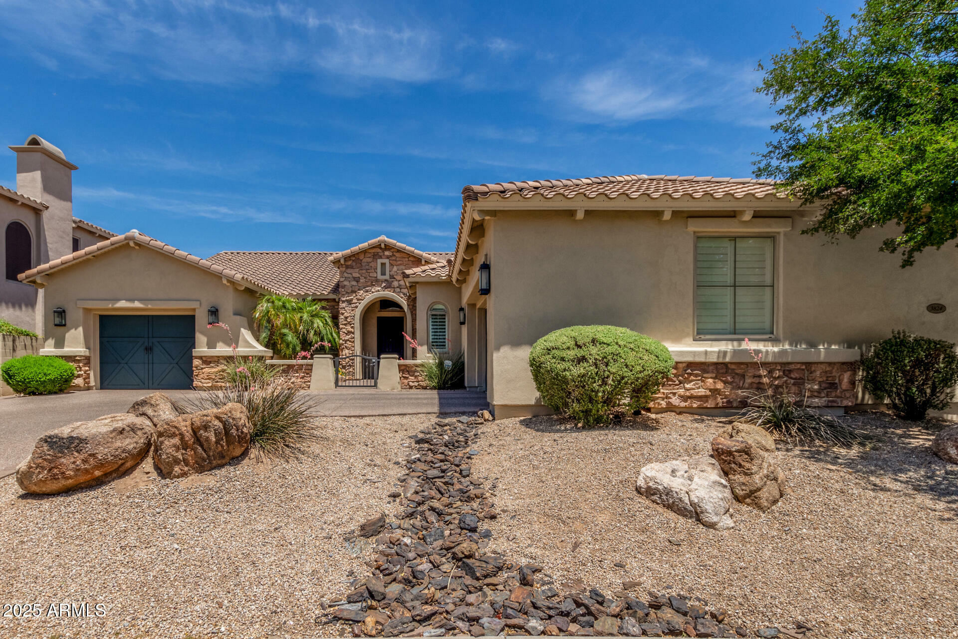 Property Photo: 3824 E Parkside Lane AZ 85050