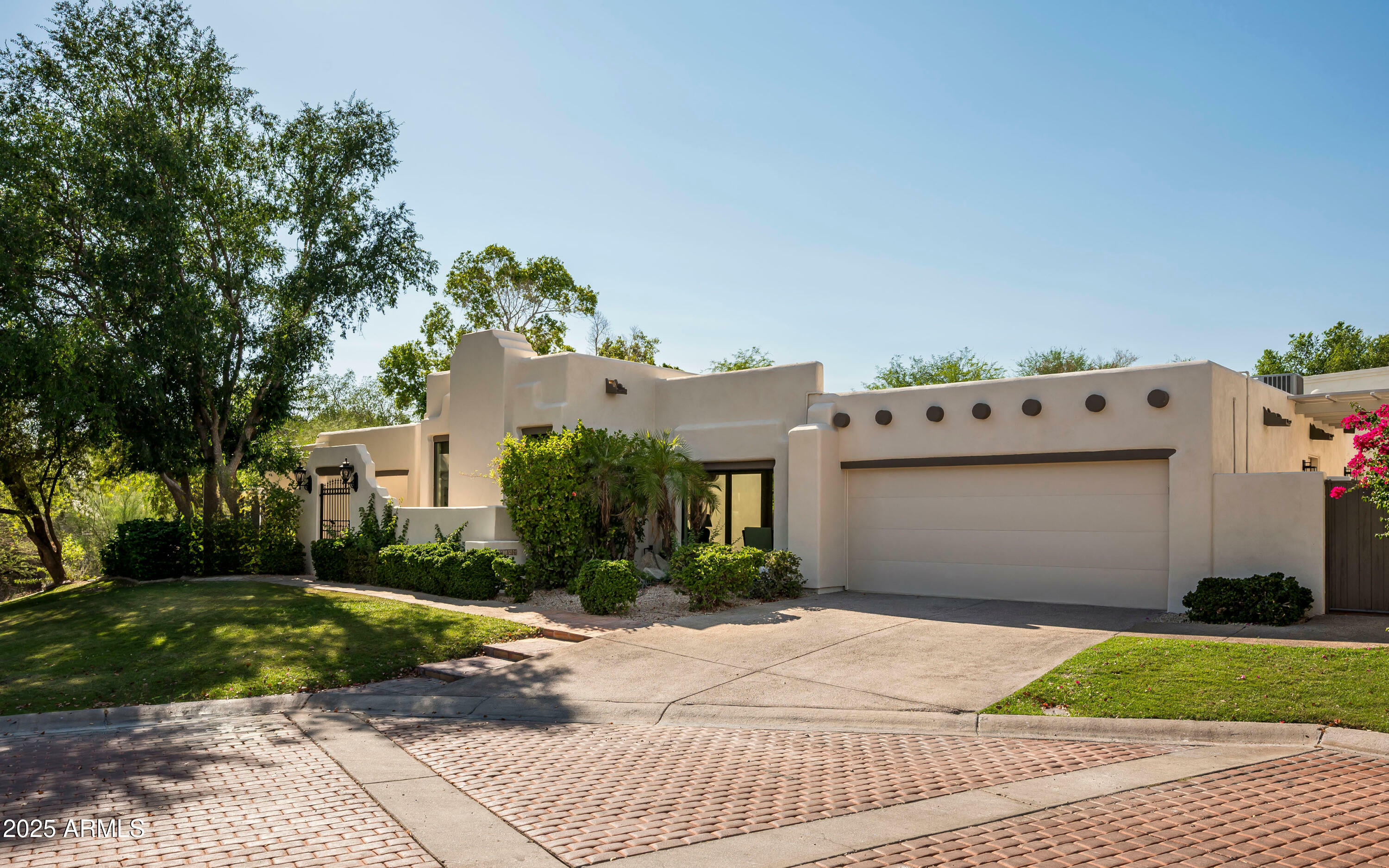 Property Photo: 3186 E Stella Lane AZ 85016