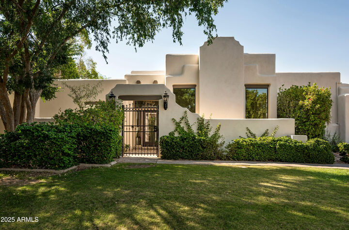 Property Photo: 3186 E Stella Lane AZ 85016