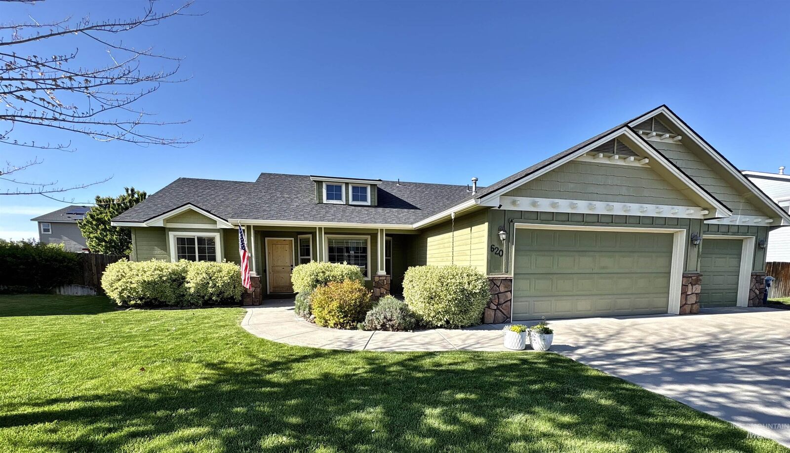 Property Photo:  620 SW Portal Street  ID 83647 