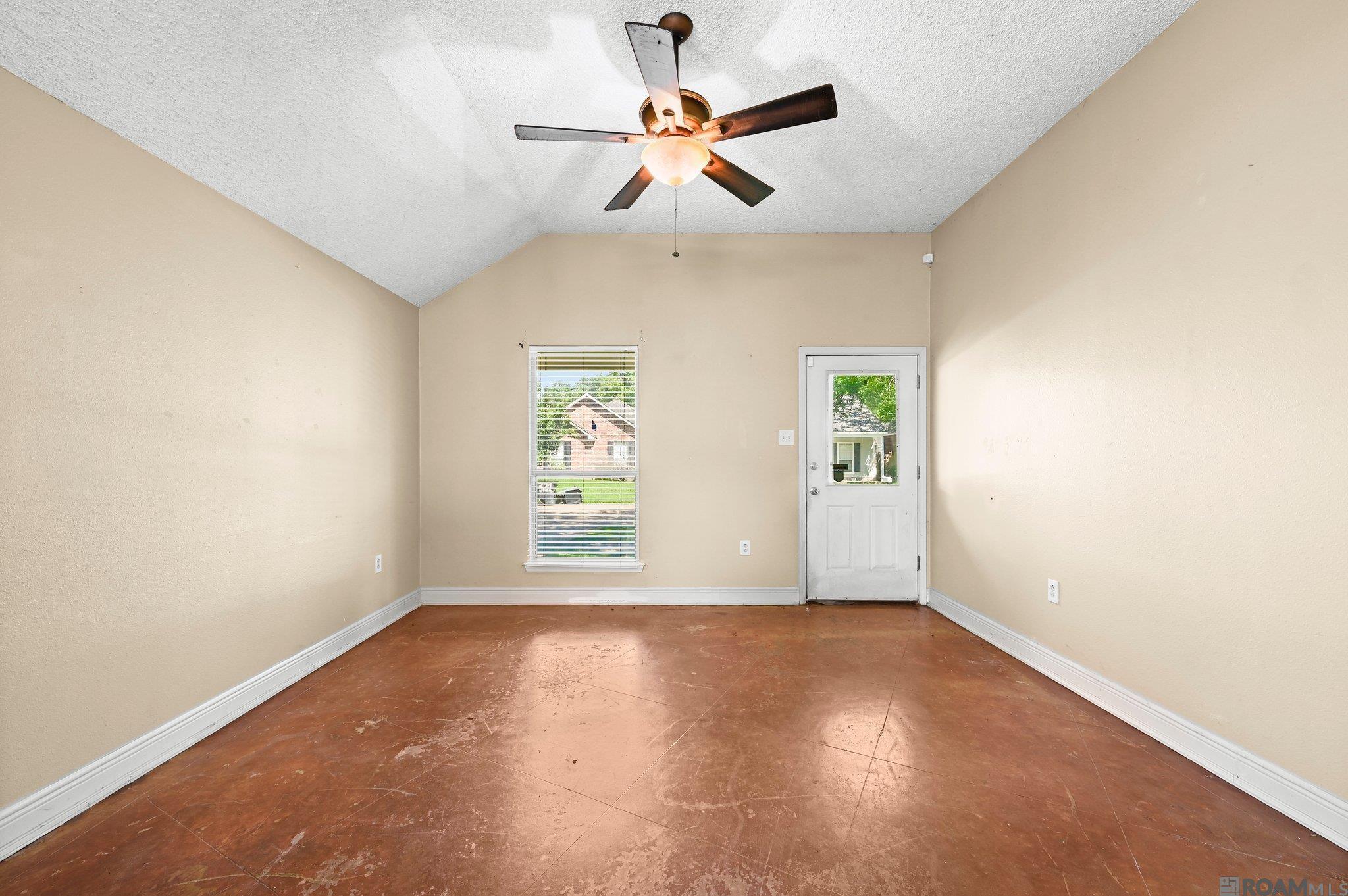 Property Photo: 330 Meadow Crossing Dr LA 70820